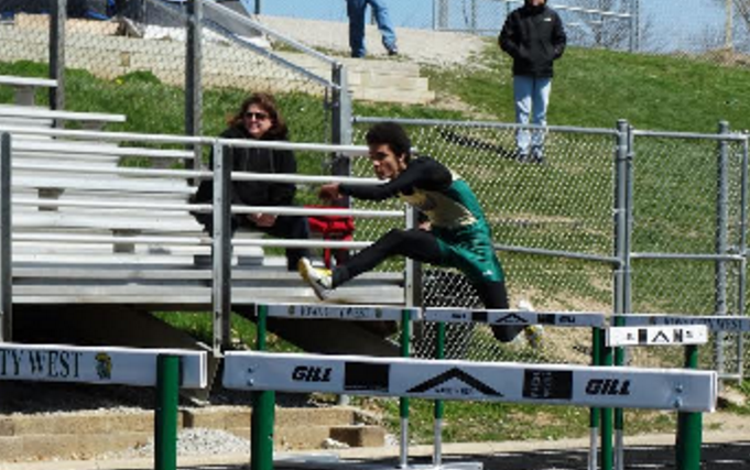 Boys track and field team competes at Hollingsworth Relays