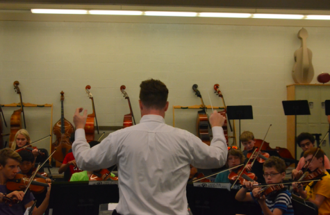 Jonathan Welch conducts the freshman orchestra.