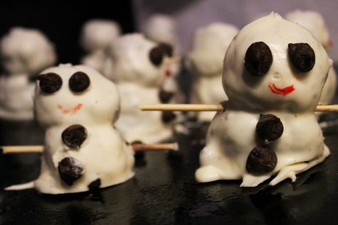 Making oreo ball snowmen