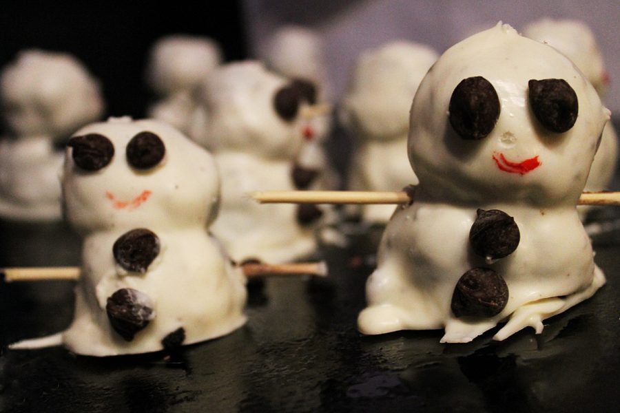 Making+oreo+ball+snowmen