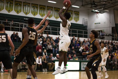 Boys basketball defeats Bettendorf