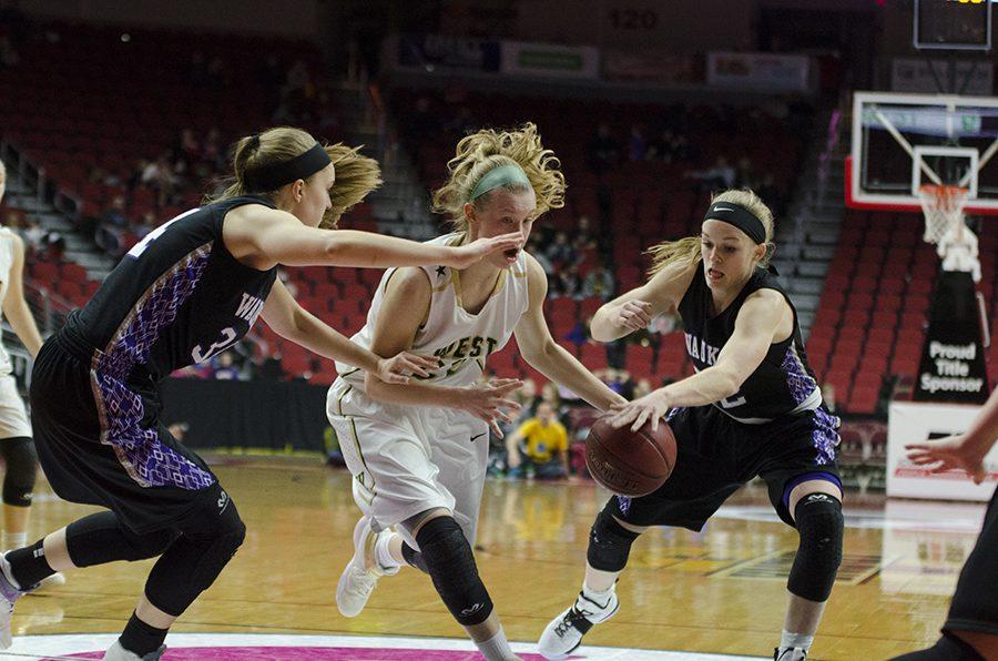 As Emmma Koch '19 drives in for a basket, Waukee's Carlie Littlefield '17 steals the ball. 