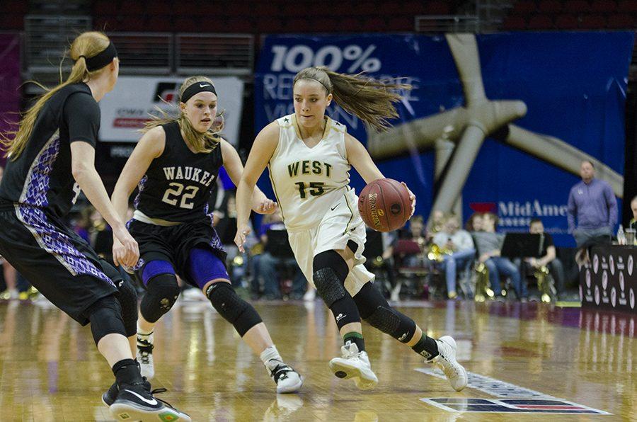 After a pass from Lauren
Zacharias '19, Katie McGrane '17 takes the ball at half court in the second quarter of the game. 