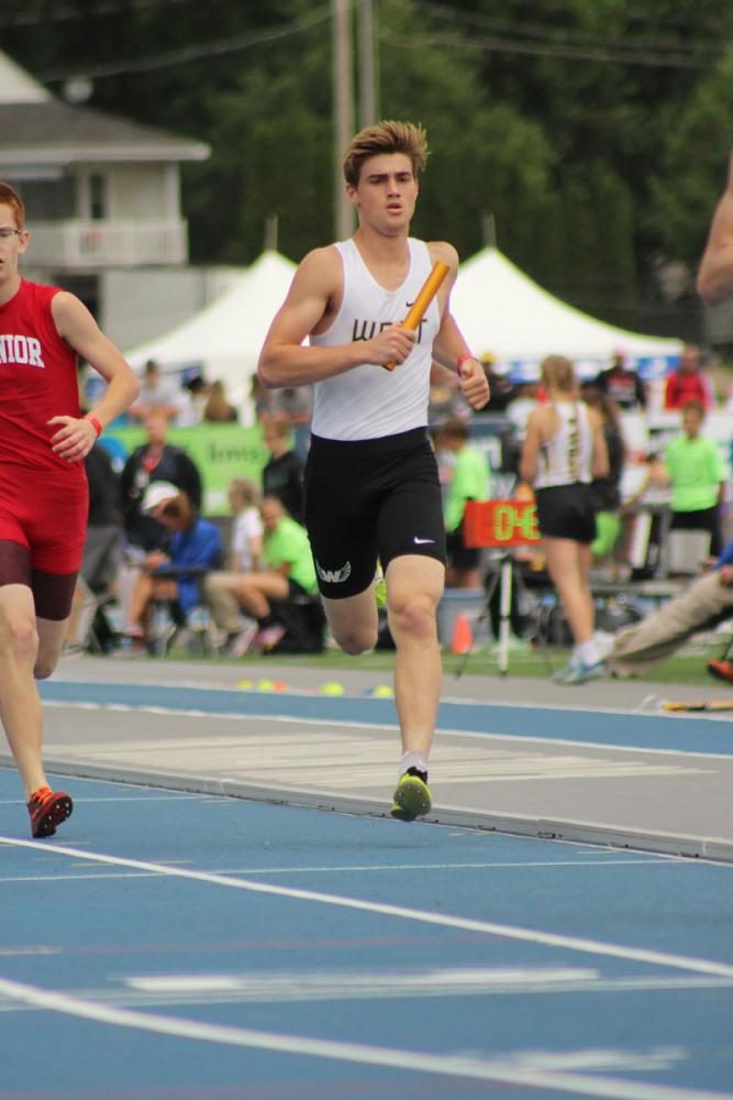 Ethan McAreavy '18 runs the second leg of the boys 4x800, where they placed 13th overall.