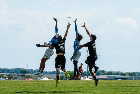 Ibo Pepic 17 and Dilon Crowell 17 jump for the disc.