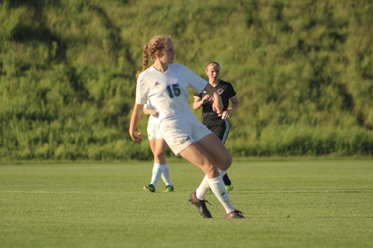 Laura Machlab '18 passes the ball across the field. 