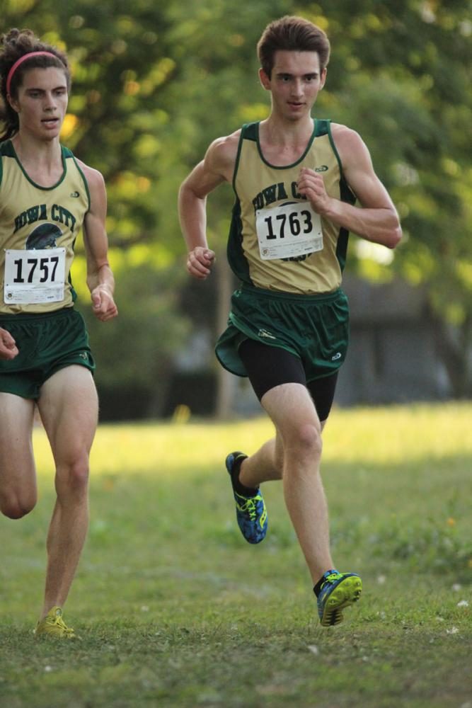 Ian Prescott '19 runs down the final stretch of the race. He placed 81st with a time of 18:20 on Thursday, Sep. 7.