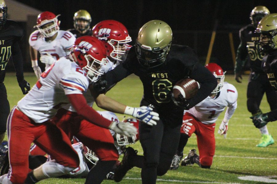 Trumell Roberts '18 runs the ball up the field on Friday, Oct. 27.