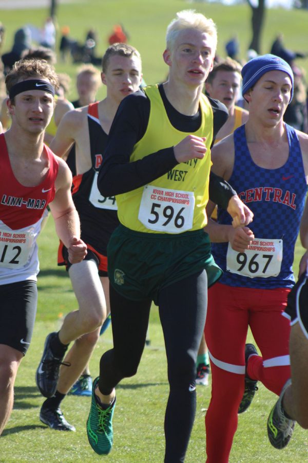 Kyle Sulwer '18 runs past a runner from Davenport Central. Sulwer placed 76th with a time of 17:04 on Saturday, Oct. 28.