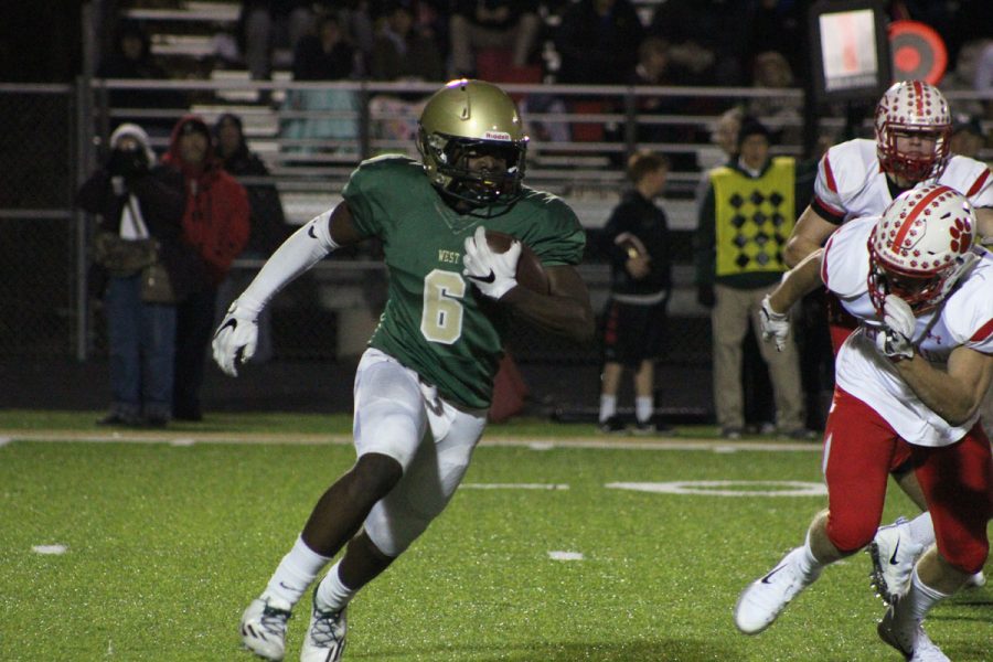 Trumell Roberts '18 carries the ball down the field on Friday, Nov. 3.