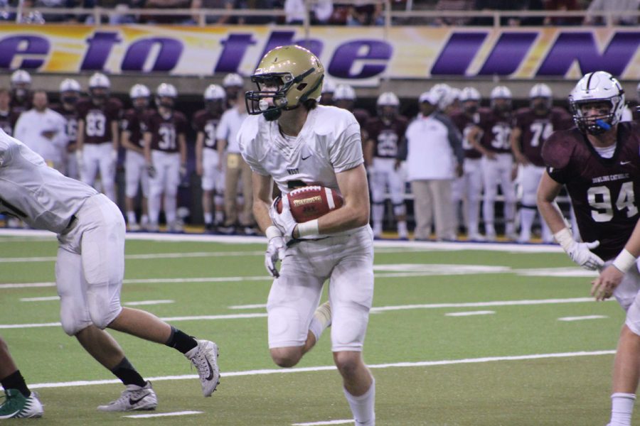 Austin Geasland '18 carries the ball for the Trojans on Friday, Nov. 17.