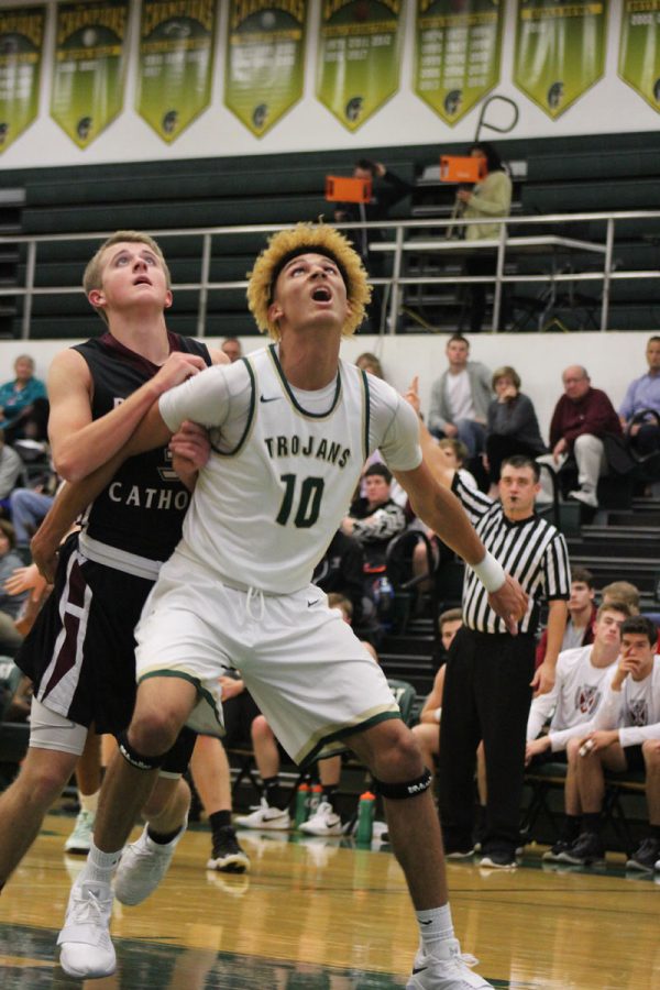 Seybian Sims '18 blocks out Dowling's Sam McMurray '18 on Thursday, Nov. 30.