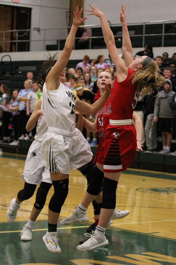 Rachael Saunders ‘18 tries to shoot a basket during the fourth quarter on Friday, Jan. 26.