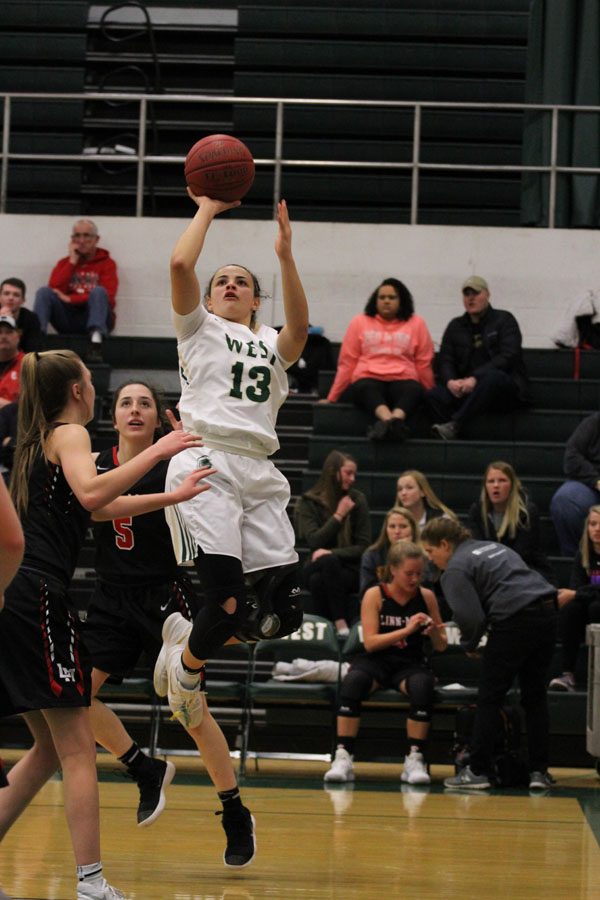 Rachael Saunders '18 makes a two-pointer during the first quarter of the game on Saturday, Feb. 17.