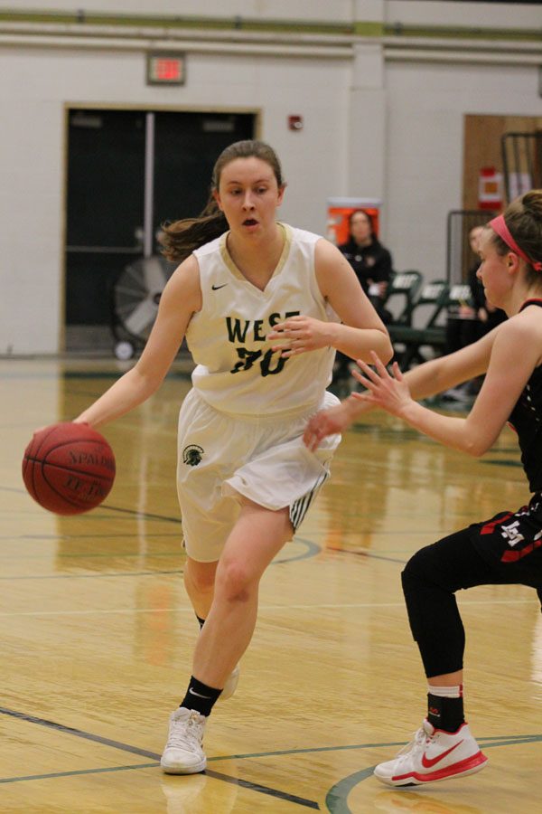 Paige Beckner '18 drives towards the basket on Saturday, Feb. 17.