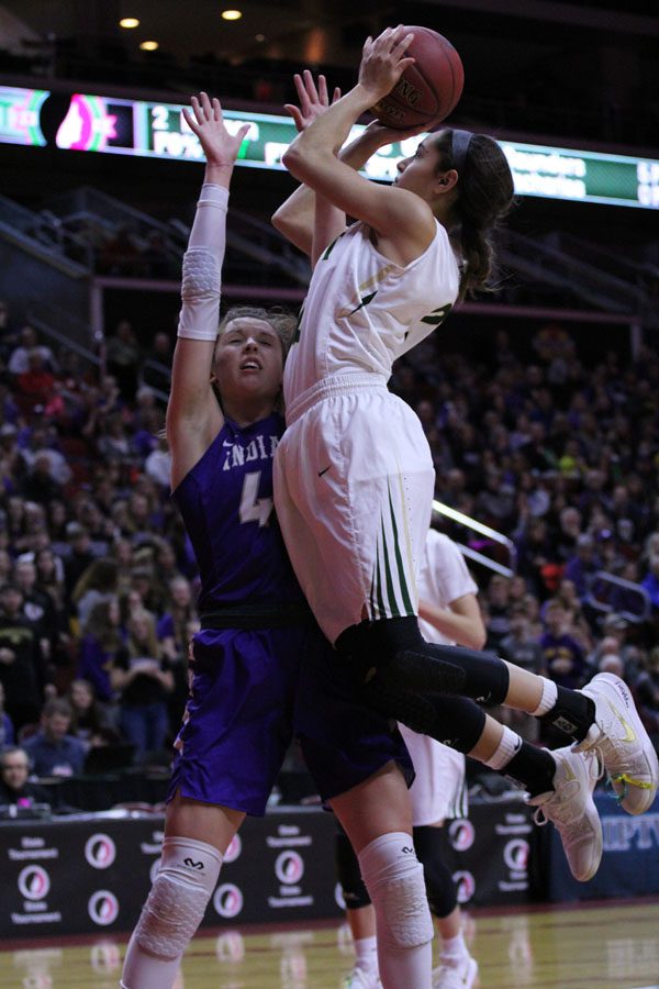 Cailyn Morgan '19 shoots a layup as Indianola's Grace Berg '18 tries to stop her on Thursday, March 1.