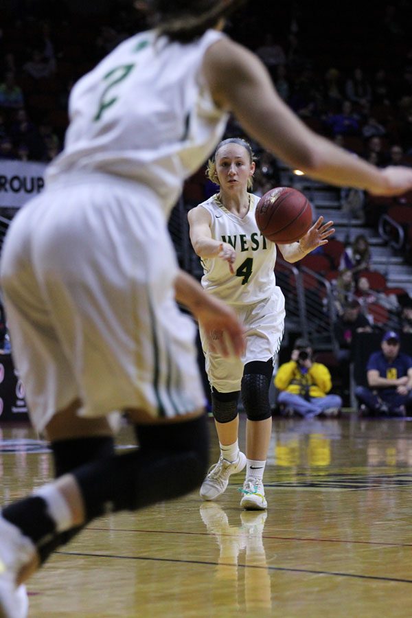 Lauren Zacharias '19 passes the ball to Cailyn Morgan '19 during the first half of the game on Thursday, March 1.