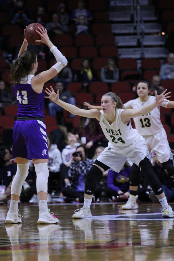 Emma Koch '19 defends  Indianola's Grace Berg '18 during the first half of the game on Thursday, March 1.