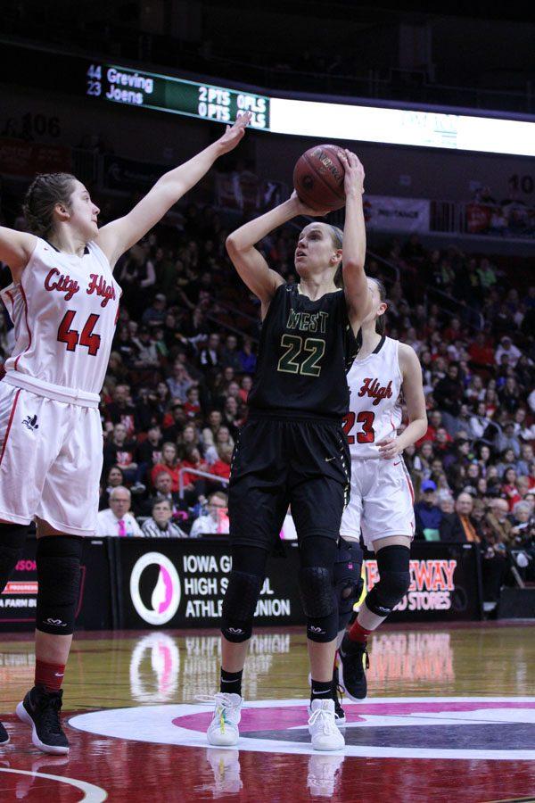 Logan Cook '18 shoots the ball as City High's Samantha Greving '20 guards her during the first quarter of the game on Fri., March 2.