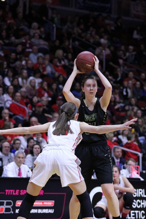 Paige Beckner '18 looks to pass the ball during the first half of the game on Fri., March 2.