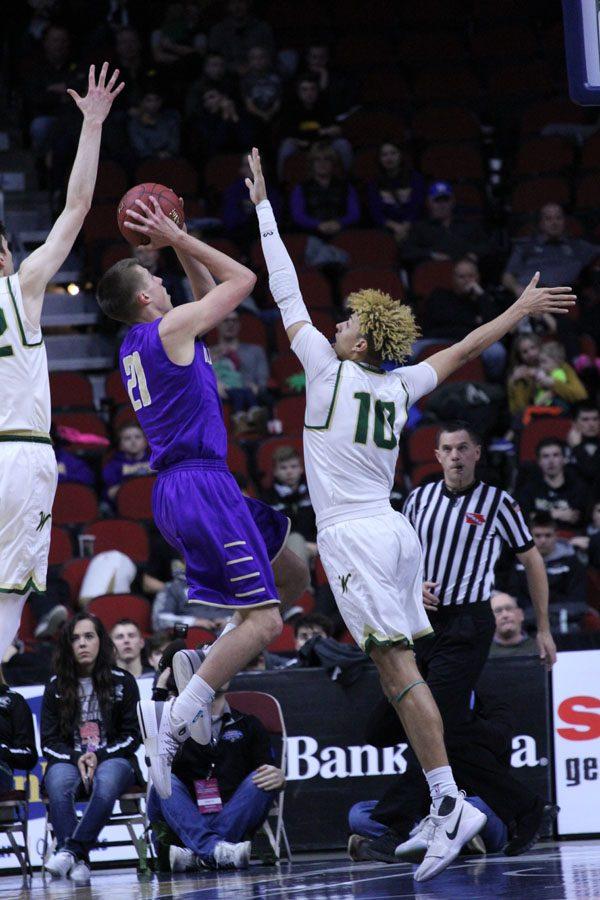 Seybian Sims '18 guards Muscatine’s Joe Wieskamp '18 during the first quarter of the game on Tues., March 6.