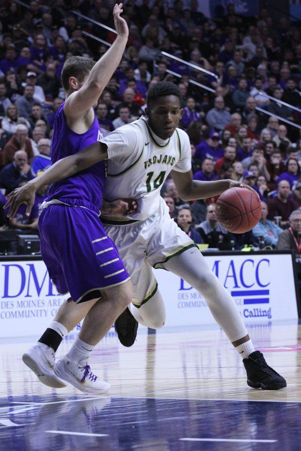 Hakeem Odunsi ’18 drives towards the basket during the first half of the game on Tues., March 6.