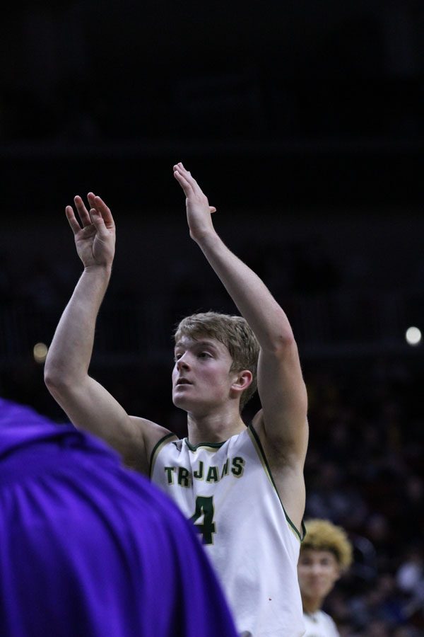 Evan Flitz ’18 makes two free throws during the fourth quarter of the game on Tues., March 6.