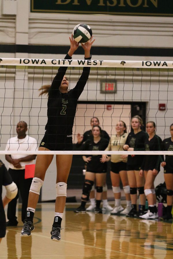 Cailyn Morgan '19 hits the ball to Liberty's side on Tuesday, Aug. 28.