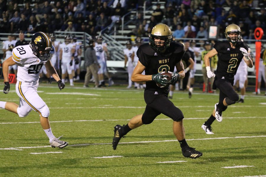 Justin Thomas '19 carries the ball in for a touchdown during the first quarter on Friday, Sept. 7.