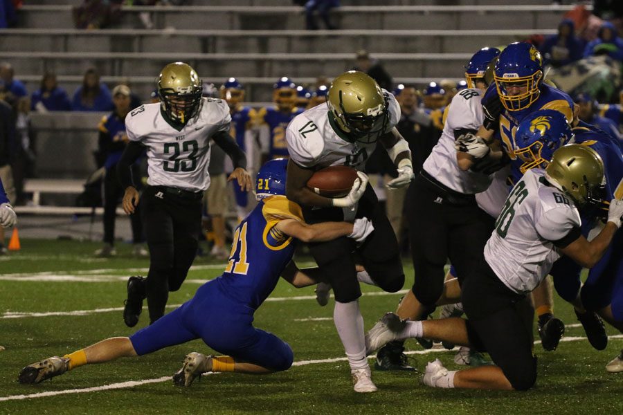 X Lubuelo '19 carries the ball up the field during the second half on Thursday, Oct. 4.