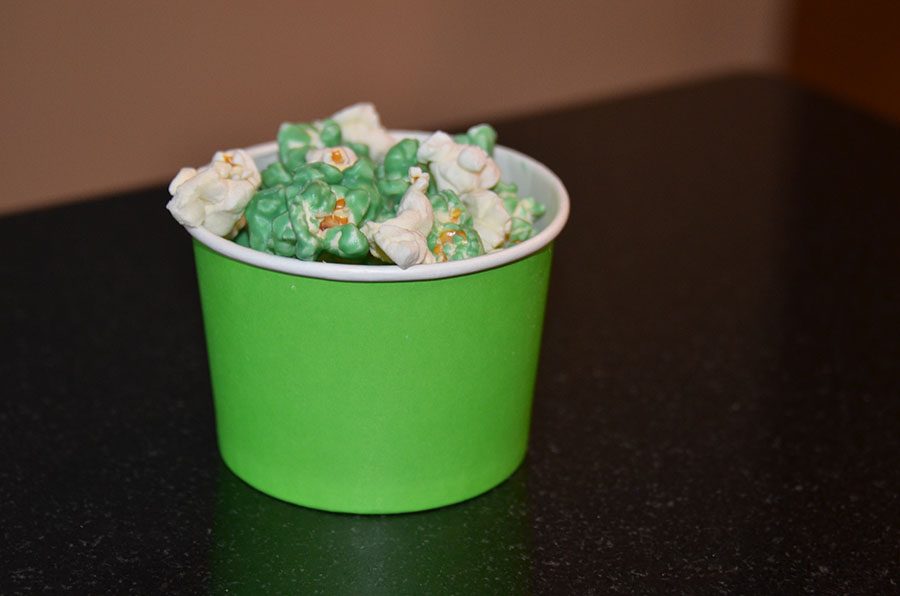 After mixing the regular popcorn with the candy melts, the St. Patrick style treat is finished. 