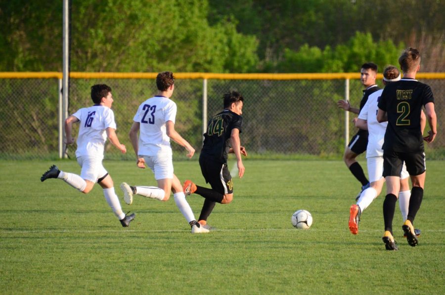 Roberto Machado '20 sprints to try and score a goal.