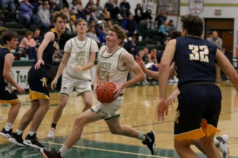 Ben Vander Leest '20 drives to the hoop and finishes during a scrimmage against Regina on Nov. 30. 