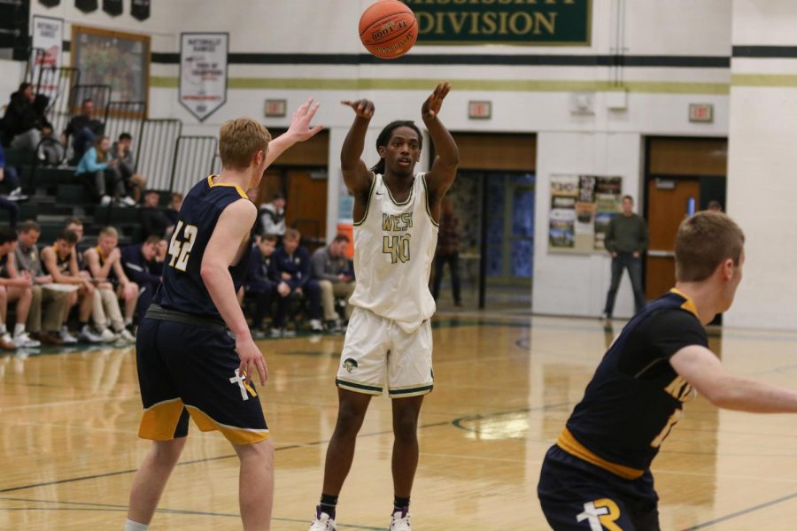 Mo Simpson '20 makes a back door pass during a scrimmage against Regina on Nov. 30. 