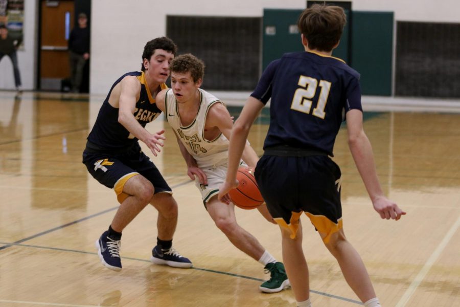 Nick Pepin '20 splits a double team during a scrimmage against Regina on Nov. 30. 