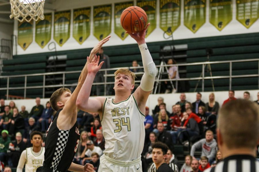 Even Brauns '20 goes up for a layup against Linn-Mar on Dec. 20.