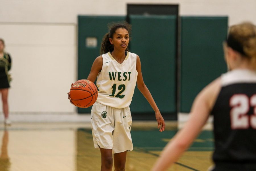 Meena Tate '23 looks to set up the offense against Western Dubuque.