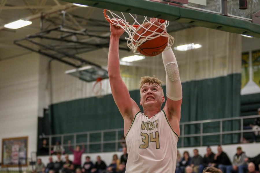 Even Brauns '20 slams home a dunk against Dubuque Hempstead on Jan. 7.