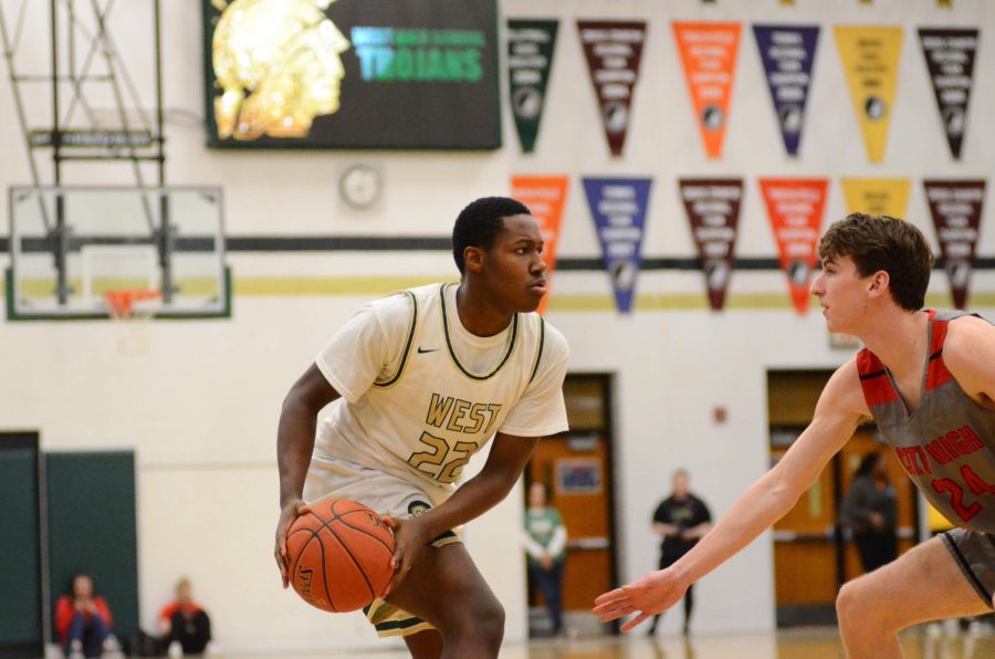 Mikey Crutcher '21 takes a good look at the court Jan. 31.