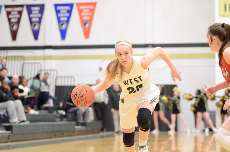 Audrey Koch '21 drives toward the hoop on Jan. 31. 