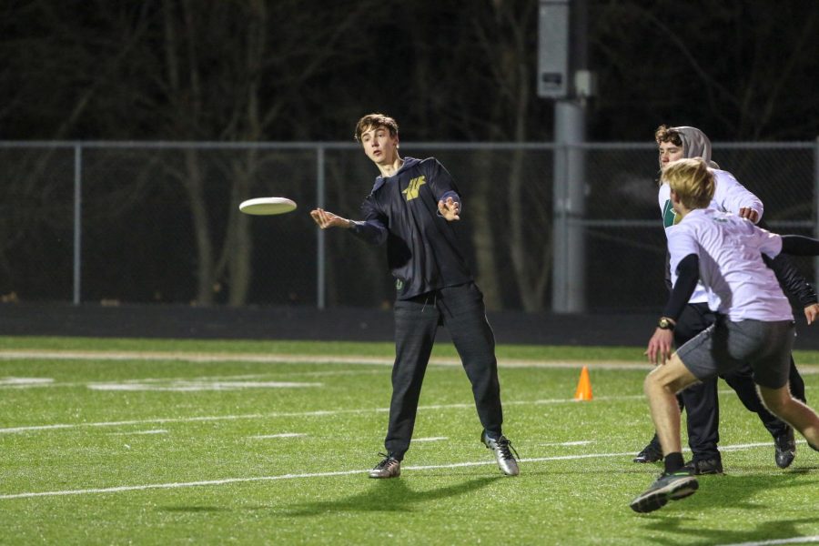 Calvin Greene '21 throws the frisbee during the team's scrimmage.