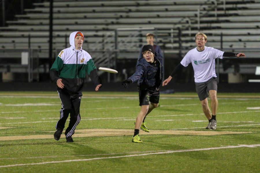 While being defended by seniors Julian Wemmie and Ed Dowling, Liam Edberg '23 manages to pass the frisbee to an open teammate.