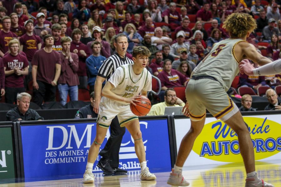 Joe Goodman '20 looks to pass from the corner during the state quarterfinal on March 11.