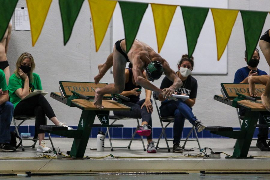 Boyd Skelley '22 jumps off of the blocks against Waterloo on Dec. 15 at the Coralville Rec Center.