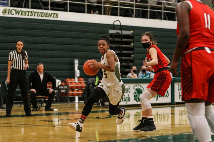 Emma Ingersoll-Weng '22 drives into the lane against City High on Dec. 18.