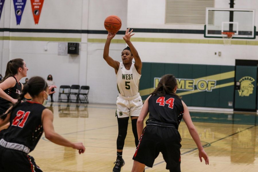 Emma Ingersoll-Weng '22 knocks down a step back three against Linn-Mar on Dec. 22. 