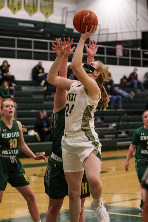 Anna Prouty '23 goes up for a layup versus Dubuque Hempstead on Jan. 12.