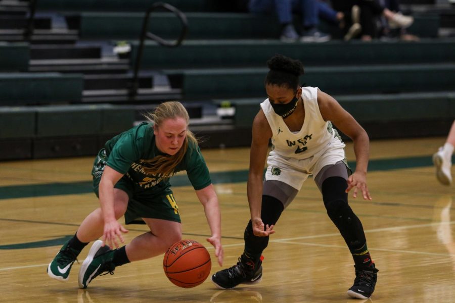 Emma Ingersoll-Weng '22 picks up a steal versus Dubuque Hempstead on Jan. 12.