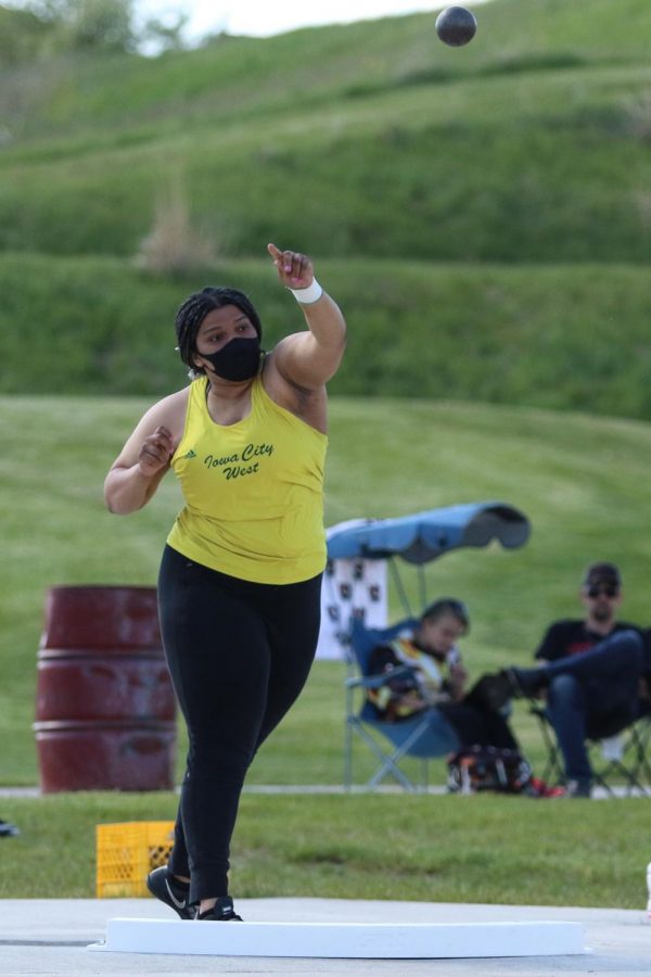 Arionnah Sonii '22 throws the shot put while competing at the Class 4A district track and field meet on May 13.