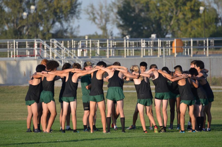 The entire team huddles before JV race.